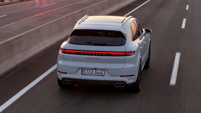 Porsche Cayenne Turbo E-Hybrid 2024 chính thức ra mắt, có giá từ 148.550 USD