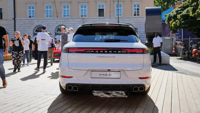 Bộ ảnh thực tế về Porsche Cayenne Turbo E-Hybrid 2024 2024-porsche-cayenne-turbo-e-hybrid-10.jpg