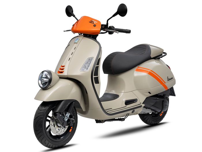 Vespa GTV 2023 chính thức ra mắt tại Việt Nam, có giá khoảng 160 triệu đồng vespa-gtv-2023-beige-sabbia-4-with-accessories.jpg