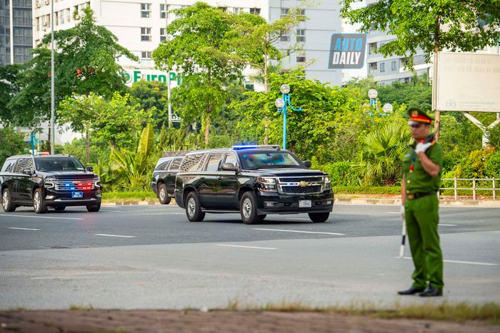 Đoàn xe vận chuyển Tổng thống Mỹ và đoàn đồng minh đến Phủ Chủ tịch