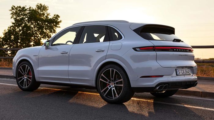 Porsche Cayenne Turbo E-Hybrid 2024 chính thức ra mắt, có giá từ 148.550 USD