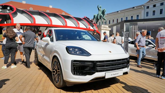 Bộ ảnh thực tế về Porsche Cayenne Turbo E-Hybrid 2024 2024-porsche-cayenne-turbo-e-hybrid-1.jpg