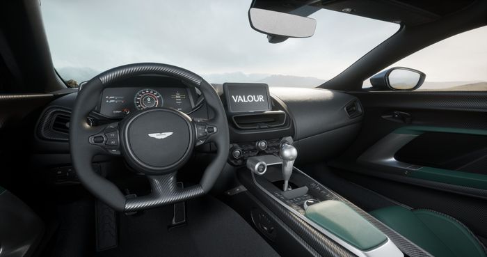 Aston Martin Valour phiên bản giới hạn với hộp số sàn ra mắt, thu hút sự chú ý của ông Đặng Lê Nguyên Vũ.