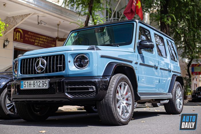 Doanh nhân Nguyễn Quốc Cường đã quyết định đổi chiếc Mercedes-AMG G 63 của mình để mua một chiếc Range Rover SV 2023 mới, với giá trị lên đến 24 tỷ đồng, là một món quà đặc biệt dành cho vợ yêu của ông.