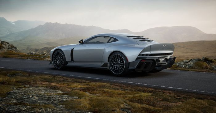 Aston Martin Valour phiên bản giới hạn mới ra mắt, thu hút sự quan tâm của ông Đặng Lê Nguyên Vũ.