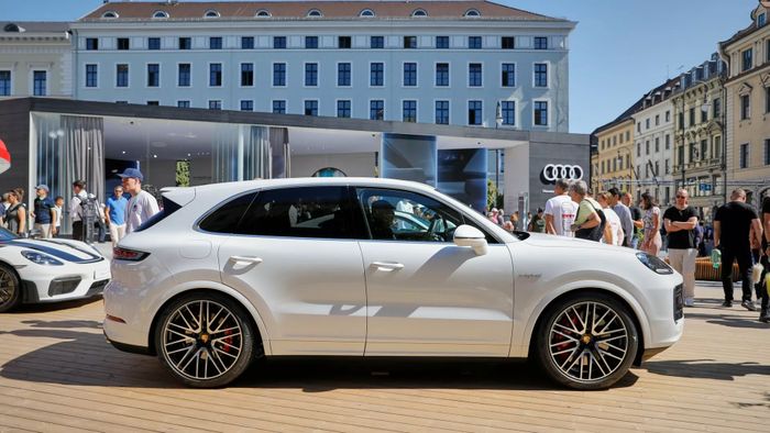 Bộ ảnh thực tế về Porsche Cayenne Turbo E-Hybrid 2024 2024-porsche-cayenne-turbo-e-hybrid-7.jpg