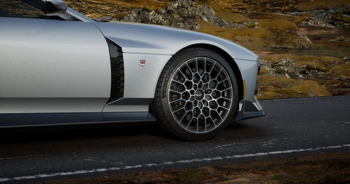 Aston Martin Valour phiên bản giới hạn với hộp số sàn được giới thiệu, thu hút sự quan tâm của ông Đặng Lê Nguyên Vũ.