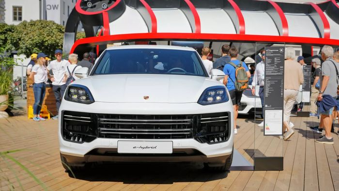 Bộ ảnh thực tế về Porsche Cayenne Turbo E-Hybrid 2024 2024-porsche-cayenne-turbo-e-hybrid-2.jpg