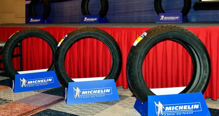 Chăm sóc môi trường: Michelin loại bỏ màng cuốn nylon khỏi lốp xe máy michelin (1).jpg