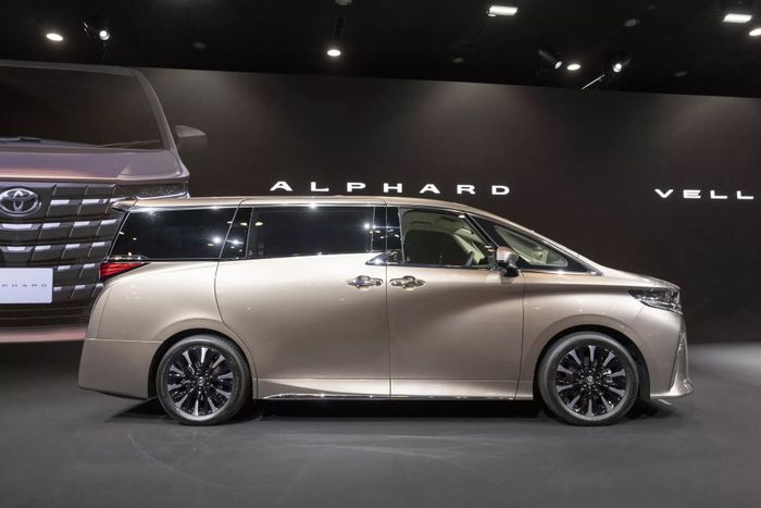 Xem ảnh thực tế của Toyota Alphard và Vellfire 2024 toyota-alphard-and-vellfire-presentation-6.jpg