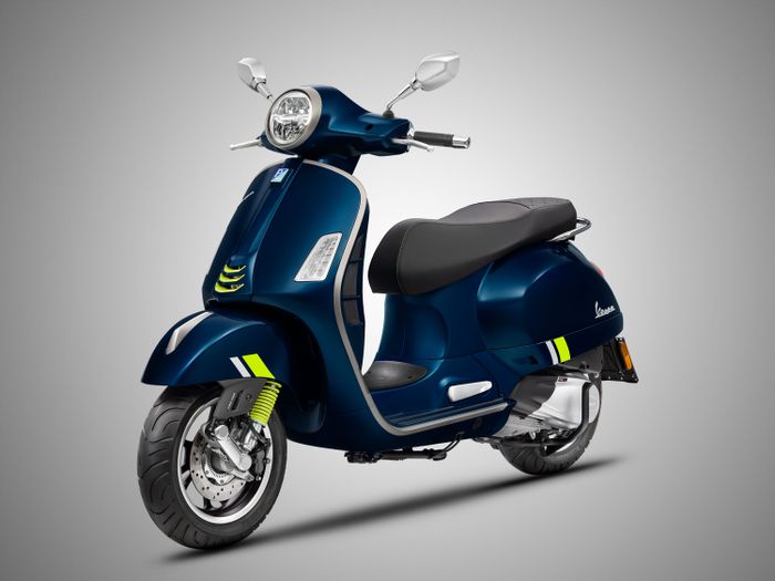 Khám phá bộ sưu tập màu mới của Vespa 2023 với phiên bản GTS Super Tech màu Xanh Đậm.