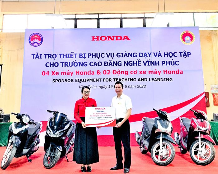 Honda Việt Nam trao tặng ô tô, xe máy cho các trường Cao đẳng, Trung học nghề