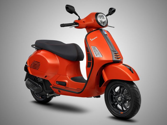 Khám phá bộ sưu tập màu mới của Vespa 2023 với phiên bản GTS Super Sport màu Cam Tramonto.