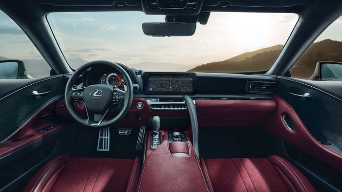 Lexus LC 500 2024 nhận được nâng cấp công nghệ và giá tăng lên 98.850 USD, bao gồm màn hình quan sát toàn cảnh với góc nhìn xung quanh xe từ các camera, cũng như hỗ trợ kết nối không dây Apple CarPlay và Android Auto.