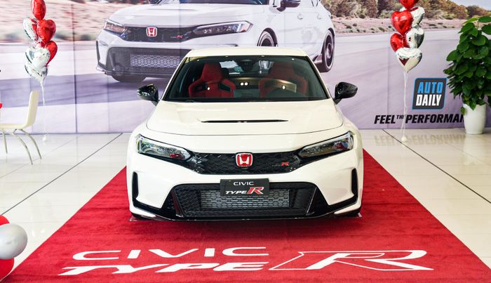 Doanh nhân Nguyễn Quốc Cường đã là chủ nhân của chiếc Honda Civic Type R 2023 đầu tiên về Việt Nam, thể hiện sự đam mê và sự lựa chọn tinh tế trong xe hơi.