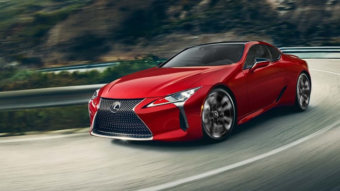 Lexus LC 500 2024 nhận cải tiến công nghệ, giá bán tăng lên 98.850 USD 2024-lexus-lc500-and-500h.jpg