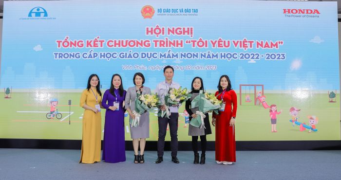 Tổng kết chương trình ‘Tình yêu dành cho Việt Nam’ cho trẻ mầm non năm học 2022-2023 2-dai-dien-cac-co-giao-len-tang-hoa-cam-on-vu-giao-duc-mam-non-bo-gddt-uy-ban-atgt-quoc-gia-va-cong-ty-honda-viet-nam.jpg