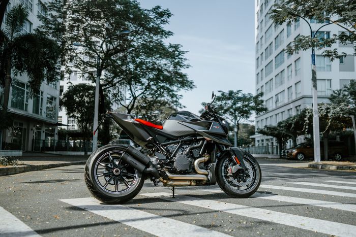 Hình ảnh tổng thể của siêu mô tô KTM BRABUS 1300 R với phối màu Significant Black.