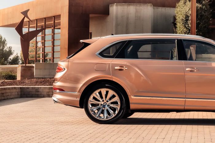 Bentley Bentayga phiên bản trục cơ sở dài đã có mặt tại Hà Nội, có giá từ 18,5 tỷ đồng bentley-bentayga-ewb-Mytour-2.jpg