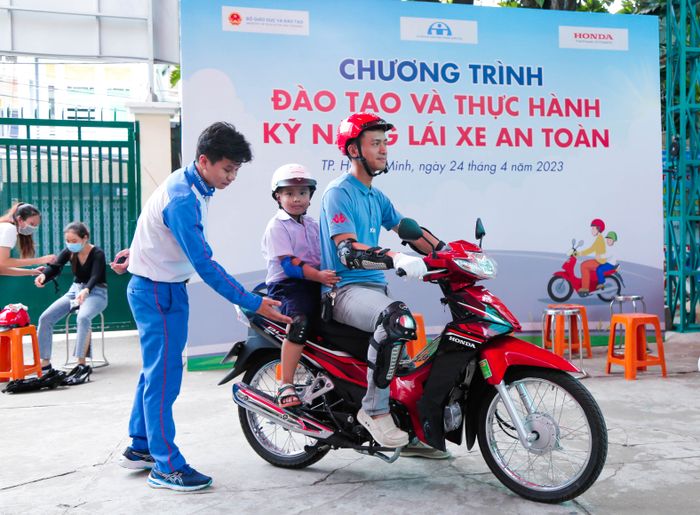 Honda tặng mũ bảo hiểm cho học sinh lớp Một, lớp Hai tại TP.HCM trong hình ảnh 12-huong-dan-vien-huong-dan-tu-the-ngoi-xe-an-toan-cho-phu-huynh-va-hoc-sinh.jpg