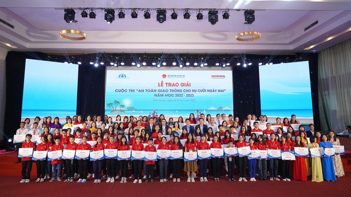 Lễ Trao giải Cuộc thi “An toàn giao thông cho tương lai đầy hy vọng” trong năm học 2022 -2023 atgt.jpg