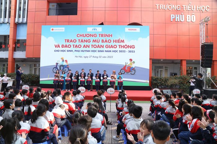 Honda tặng mũ bảo hiểm cho học sinh lớp Một và lớp Hai năm học 2022-2023 5-cac-dai-bieu-trao-tang-mu-bao-hiem-cho-cac-em-hoc-sinh.JPG