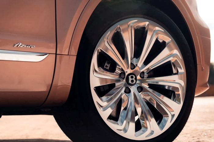 Bentley Bentayga phiên bản trục cơ sở dài đã có mặt tại Hà Nội, có giá từ 18,5 tỷ đồng bentley-bentayga-ewb-Mytour-3.jpg