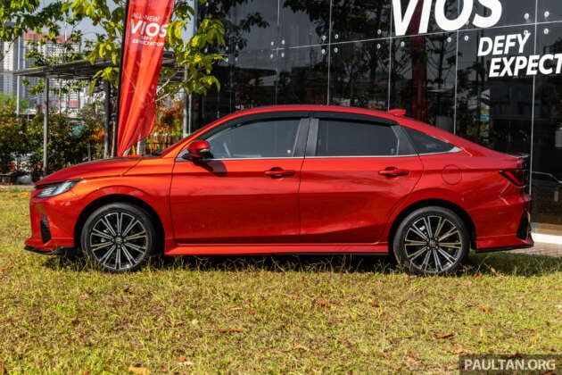 Toyota Vios 2023 ra mắt tại Malaysia, giá quy đổi từ 472 triệu đồng. Hình ảnh của mẫu xe tại sự kiện ra mắt.