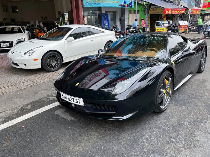 Ferrari 458 trước đây của CEO trẻ Tống Đông Khuê đã được bán cho Qua Vũ và đã trải qua quá trình sơn lại từ màu đỏ sang màu đen với hình ảnh của chiếc xe ferrari-458-italia-qua-vu-Mytour-1.jpg