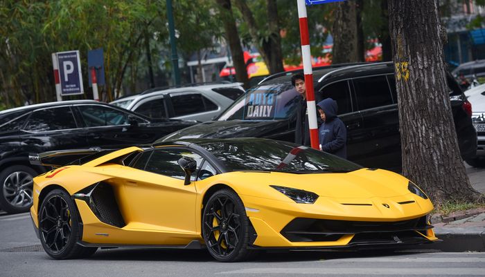 Thêm một chiếc Lamborghini Aventador SVJ Roadster về Việt Nam, với màu xanh lá đặc biệt aventador-svj-roadster-xanh-la-ve-viet-nam-Mytour-5.jpg