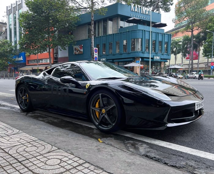 Ferrari 458 trước đây của doanh nhân trẻ Tống Đông Khuê đã được bán cho Qua Vũ và đã trải qua quá trình sơn lại từ màu đỏ sang màu đen với hình ảnh chiếc xe ferrari-458-italia-qua-vu-Mytour-9.jpg