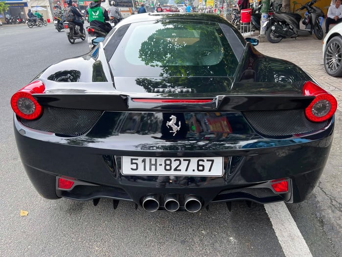 Ferrari 458 trước đây của doanh nhân trẻ Tống Đông Khuê đã được bán cho Qua Vũ và đã trải qua quá trình sơn lại từ màu đỏ sang màu đen với hình ảnh chiếc xe ferrari-458-italia-qua-vu-Mytour-5.jpg