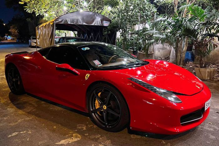 Ferrari 458 trước đây của doanh nhân trẻ Tống Đông Khuê đã được bán cho Qua Vũ và đã trải qua quá trình sơn lại từ màu đỏ sang màu đen với hình ảnh chiếc xe ferrari-458-italia-qua-vu-Mytour-2.jpg