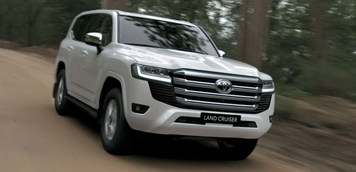 Toyota Land Cruiser vẫn là lựa chọn đắt đỏ với giá tăng gần 100 triệu tại Việt Nam. Land Cruiser 2022 đã được ra mắt tại Việt Nam với giá từ 4,06 tỷ đồng.