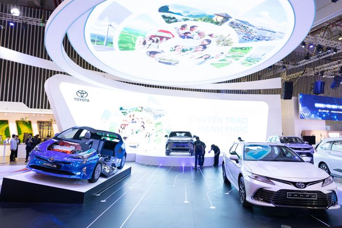 Dàn xe Toyota xuất hiện tại Triển lãm Ô tô Việt Nam 2022 với khu vực trải nghiệm sản phẩm điện hóa.