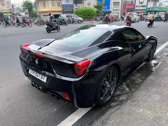 Ferrari 458 trước đây của doanh nhân trẻ Tống Đông Khuê đã được bán cho Qua Vũ và đã trải qua quá trình sơn lại từ màu đỏ sang màu đen với hình ảnh chiếc xe ferrari-458-italia-qua-vu-Mytour-8.jpg