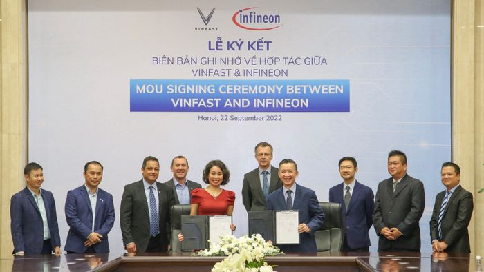 VinFast và Infineon mở rộng hợp tác trong lĩnh vực xe điện vinfast-and-infineon-signing-ceremony.jpeg