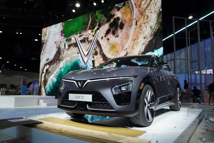 Bức ảnh 'nóng' của dàn xe điện VinFast tại Triển lãm Ô tô Los Angeles Auto Show 2022 laas22-setupday0083.jpg