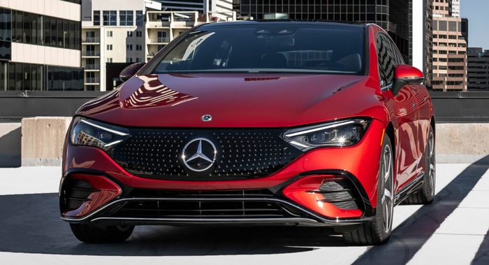 Mercedes EQE Sedan năm 2023 có giá khởi điểm dưới 75.000 đô la Mỹ, với đầy đủ công nghệ tiên tiến.