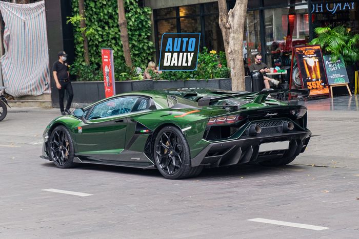 Một chiếc Lamborghini Aventador SVJ Roadster mới lại gia nhập vào Việt Nam, được sơn màu xanh lá độc đáo aventador-svj-roadster-xanh-la-ve-viet-nam-Mytour-6.jpg