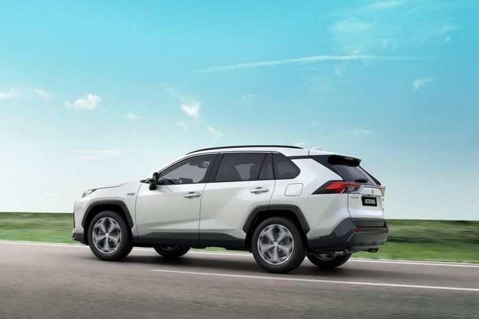 Suzuki Across 2023 có buồng lái kỹ thuật số mới thừa hưởng từ Toyota RAV4