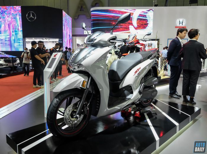 Khám phá bộ sưu tập xe mô tô độc đáo tại Vietnam Motor Show 2022 Honda SH350i.jpg