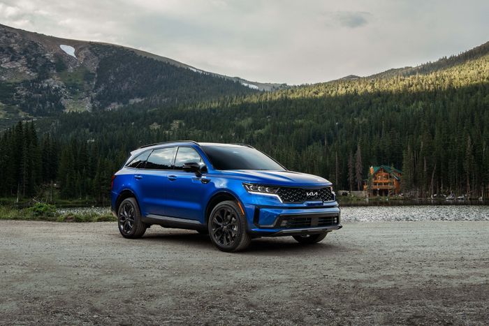 Kia Sorento 2023 ra mắt với nhiều tính năng tiêu chuẩn mới, giá cả tăng cao