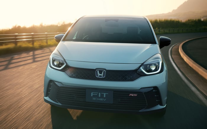 Honda Fit 2023 đã chính thức có mặt tại thị trường Nhật Bản, với việc ra mắt phiên bản RS mạnh mẽ và thể thao hơn hình ảnh honda-fit-rs.jpg