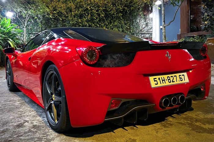 Ferrari 458 trước đây của doanh nhân trẻ Tống Đông Khuê đã được bán cho Qua Vũ và đã trải qua quá trình sơn lại từ màu đỏ sang màu đen với hình ảnh chiếc xe ferrari-458-italia-qua-vu-Mytour-3.jpg