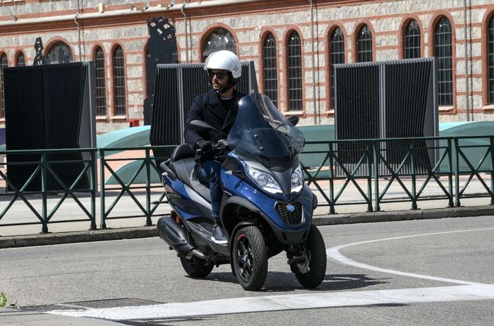 Bộ đôi xe ga cao cấp Piaggio Beverly S và Piaggio MP3 Sport ra mắt tại Việt Nam piaggio-mp3-sport-3.jpg