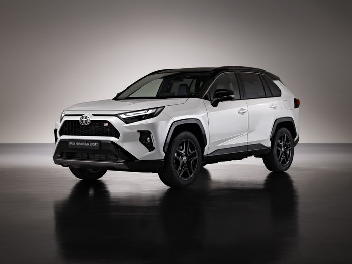 Toyota RAV4 GR Sport 2023 chính thức ra mắt với diện mạo thể thao ấn tượng.