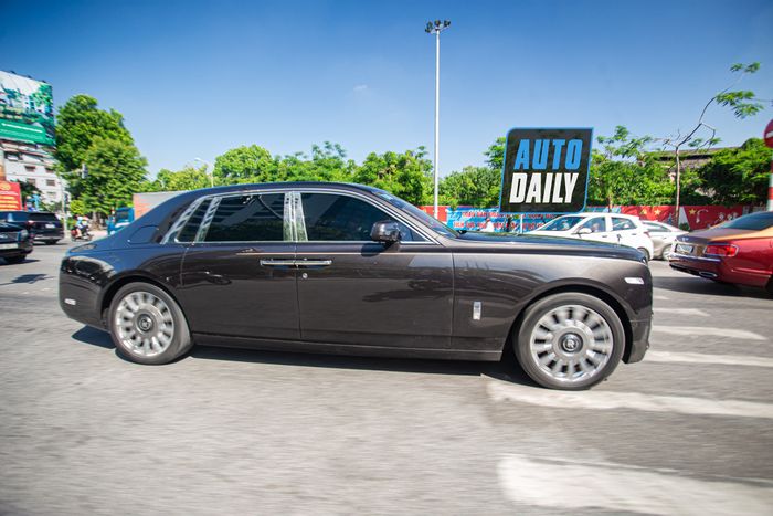 Phát hiện Rolls-Royce Phantom VIII màu nâu độc đáo tại Việt Nam của đại gia Hà Nội rolls-royce-phantom-viii-mau-nau-Mytour-3.JPG