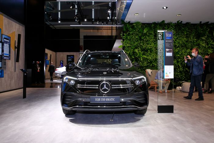 Mercedes EQB 2022 - SUV Chạy Điện Giá Từ 54.500 USD, Đối Đầu Mạnh Mẽ với Tesla Model Y