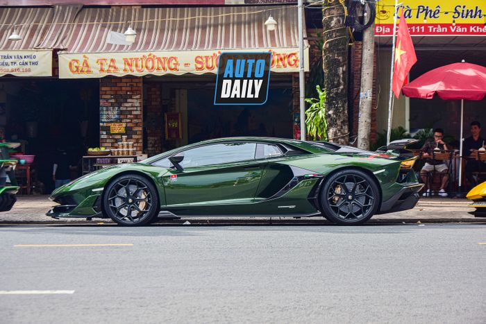 Bộ ba siêu xe Lamborghini Aventador giới hạn xuất hiện tại Cần Thơ trong hình ảnh dan-xe-tram-ty-Mytour-6.JPG